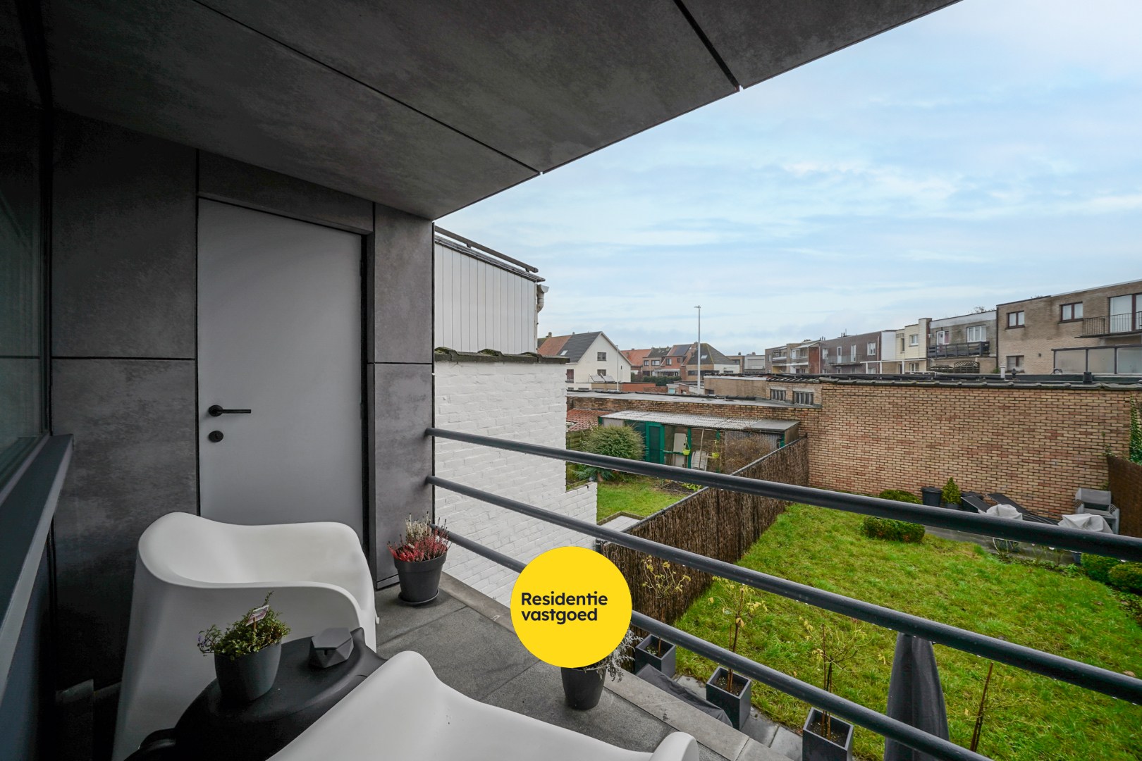 Ruime bel-étage woning met tuin en garage op rustige ligging te Bredene 