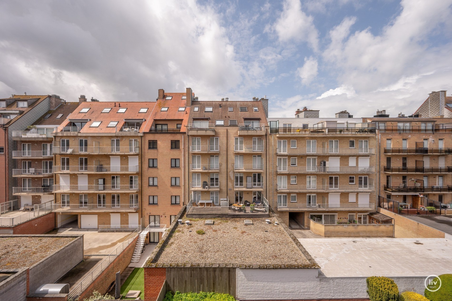 OPENDEURDAG Zaterdag 29/08 - tussen 14u en 16u:  Luxueus volledig gerenoveerd 3 slaapkamer appartement te Parmentierlaan gelegen nabij de Zeedijk. 