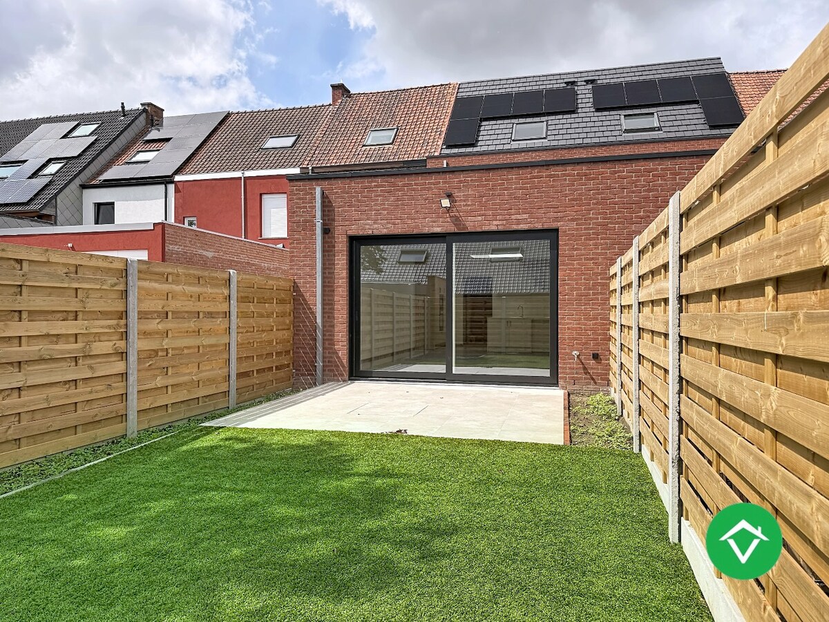 Centraal gelegen nieuwbouwwoning met 3 slaapkamers, tuin en overdekte autostaanplaats 