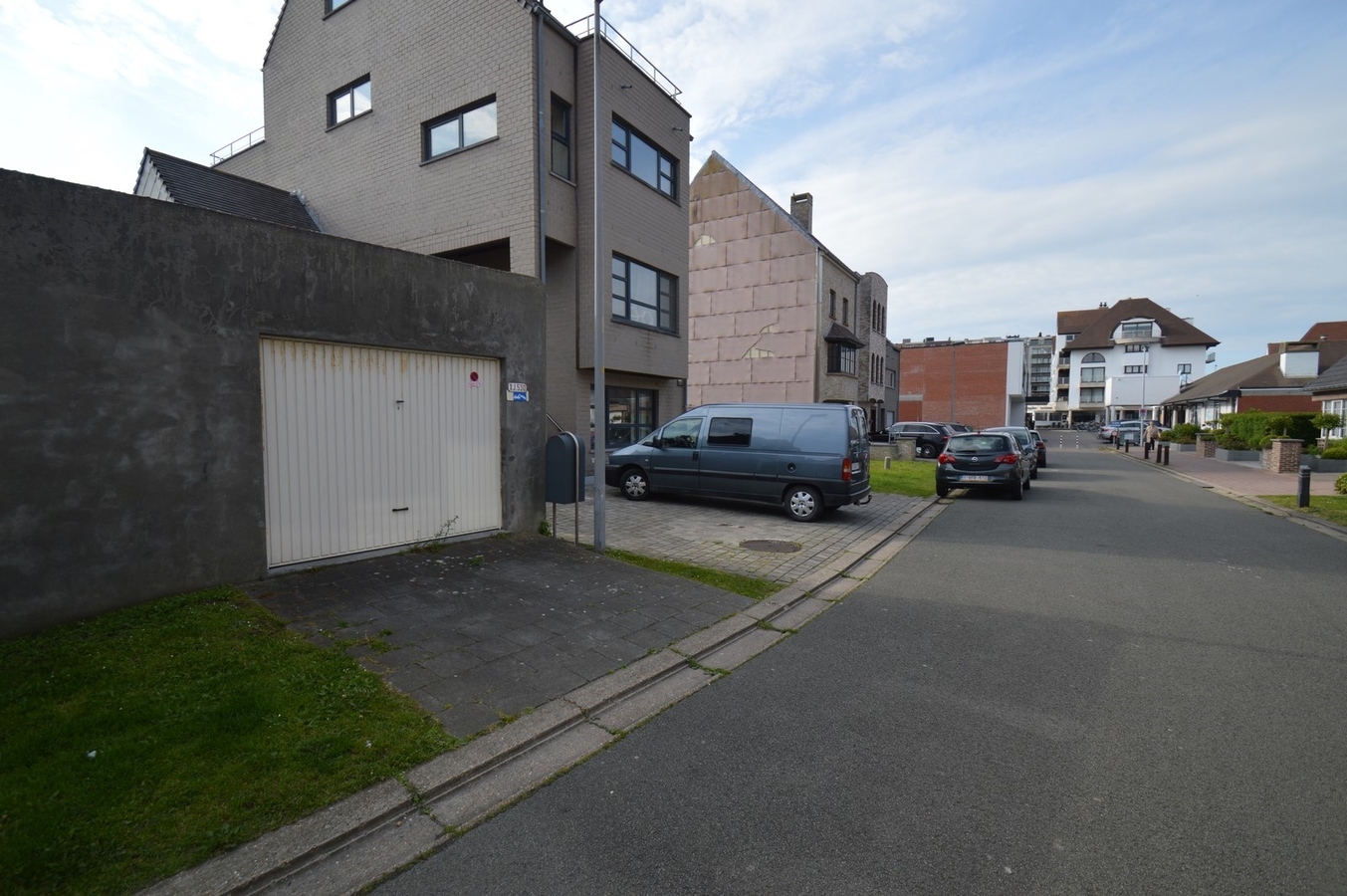 Te renoveren hoekwoning met garage - Heist 