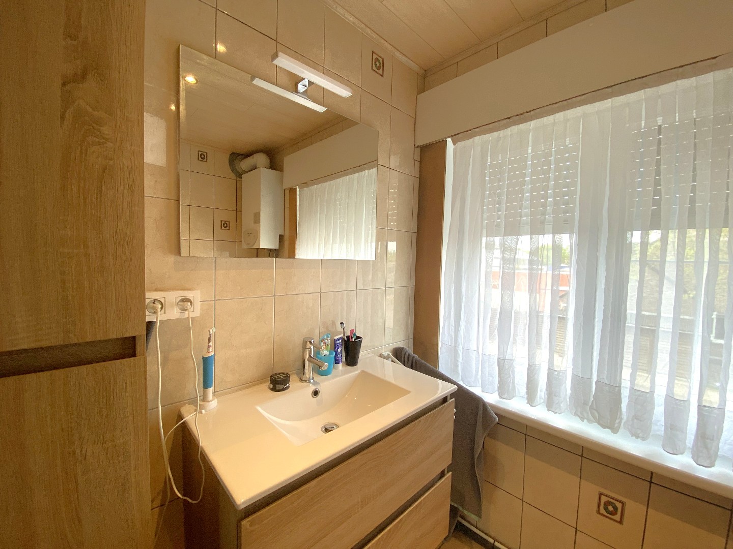 Instapklare en gerenoveerde gezinswoning op goeie centrale ligging! 