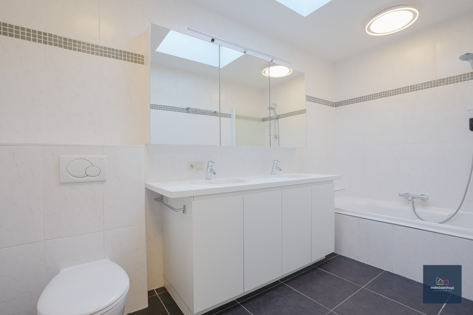 Ruime half-open bebouwing te Heusden met garage en tuin 