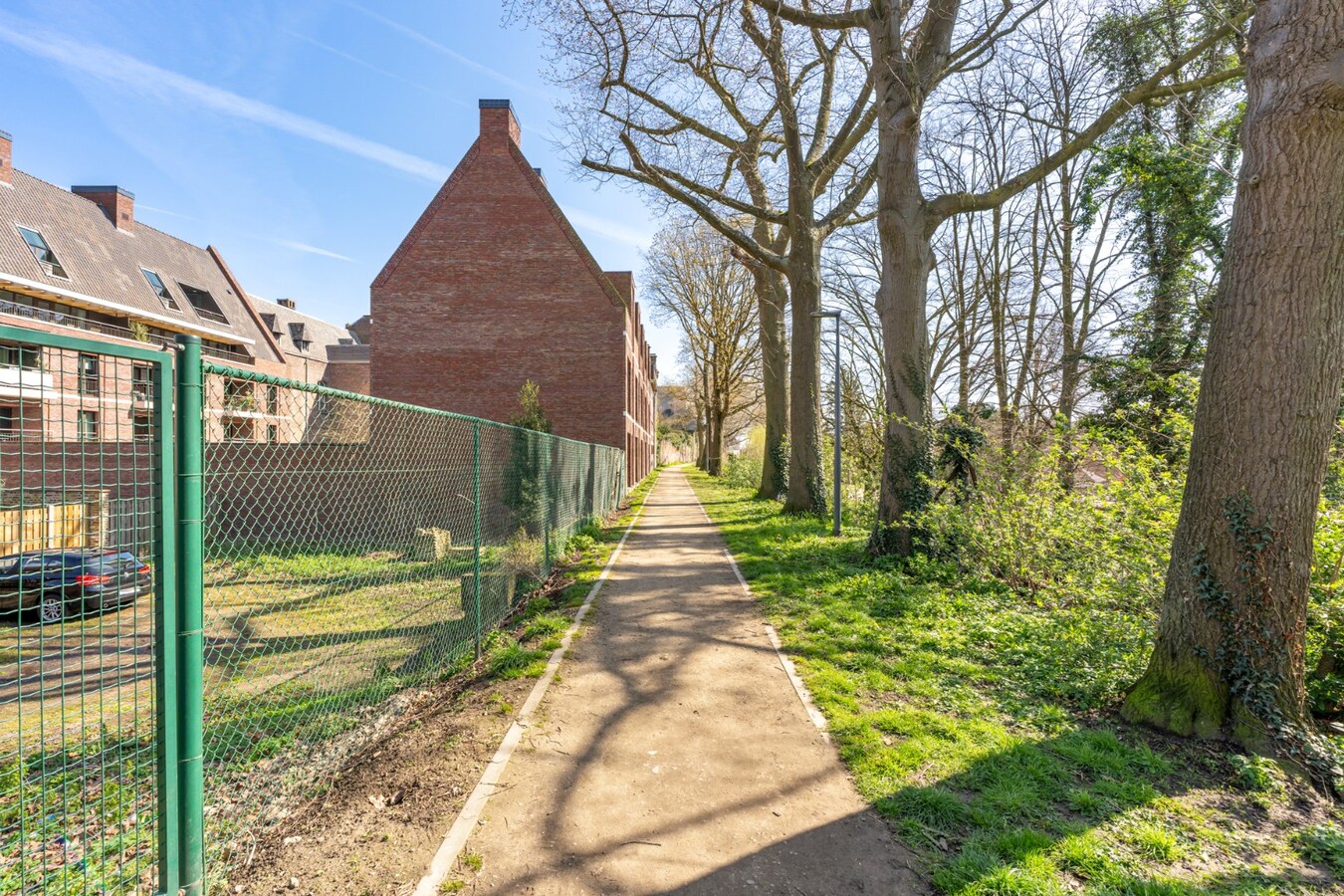 Gezellige, instapklare stadswoning in het centrum van Maaseik grenzend aan de groene wal! 