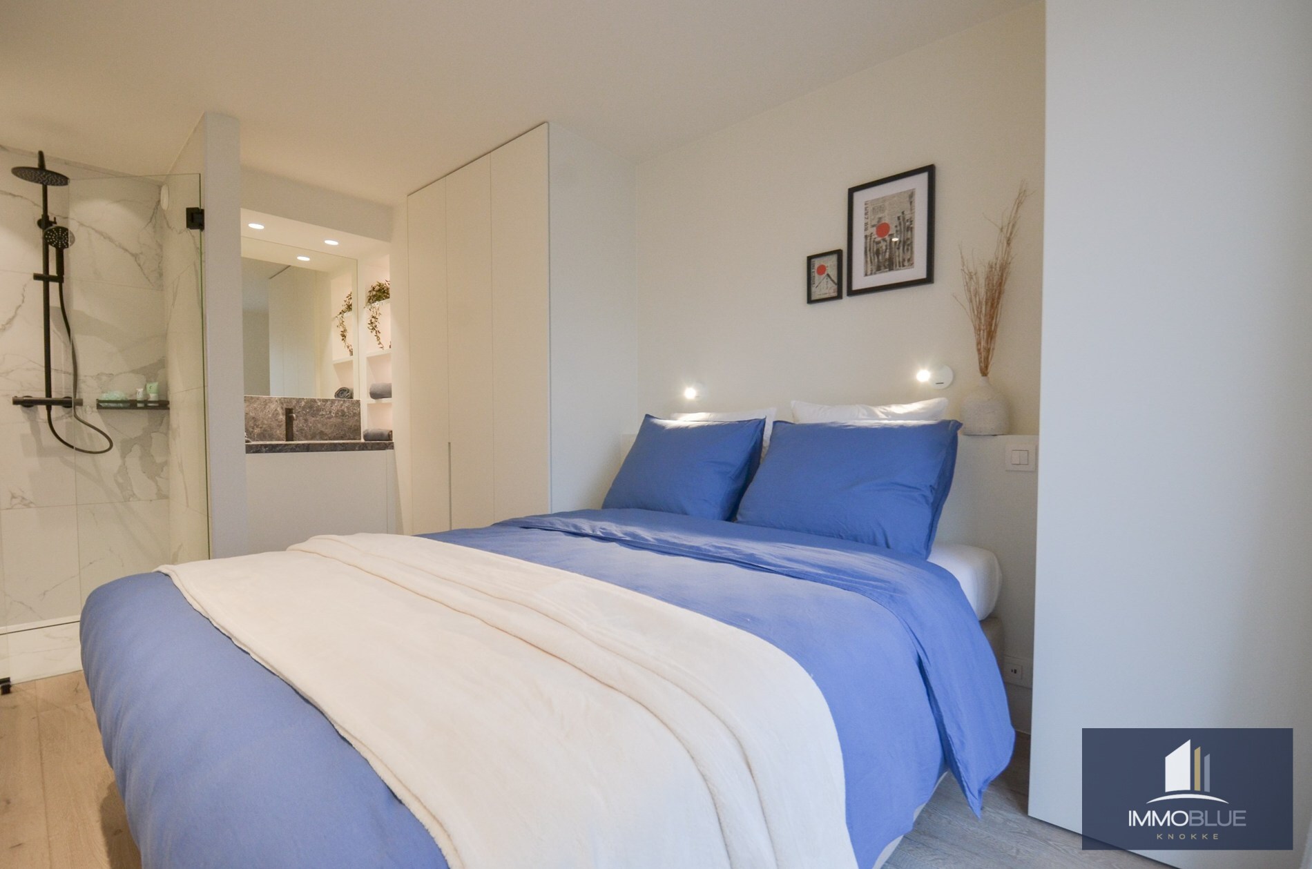 Penthouse entièrement rénové avec deux terrasses spacieuses (+/- 50 m²) situé à deux pas de la mer. 