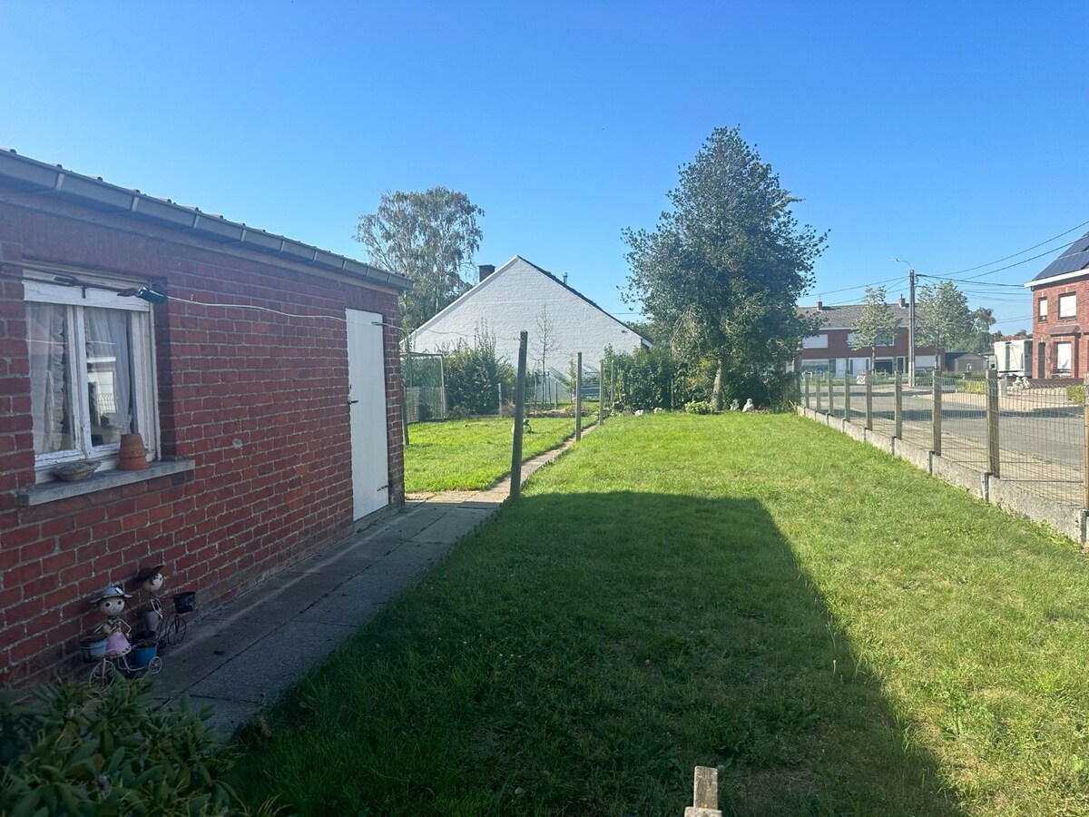 Verrassend ruime gezinswoning met garage, tuin en bijgebouw 