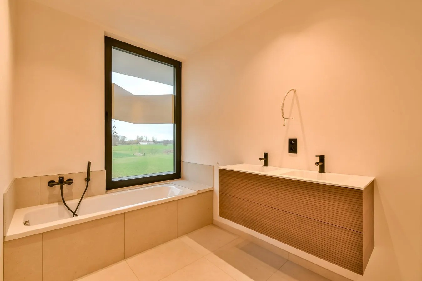 Ruime afgewerkte nieuwbouwwoning met landelijk zicht! 