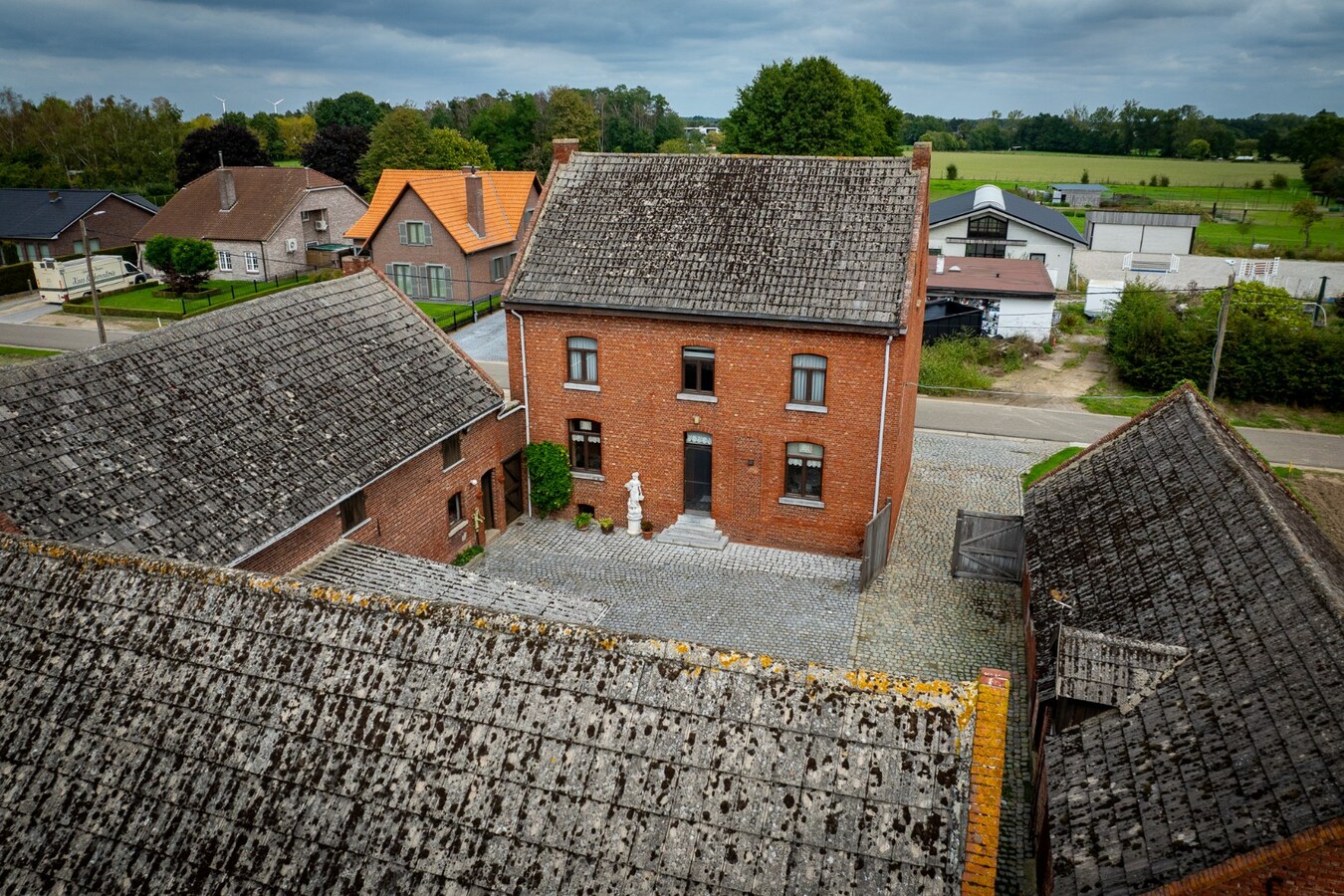 Farm to be renovated with stables and pastures on approximately 1.7 hectares in Herk-de-Stad. 