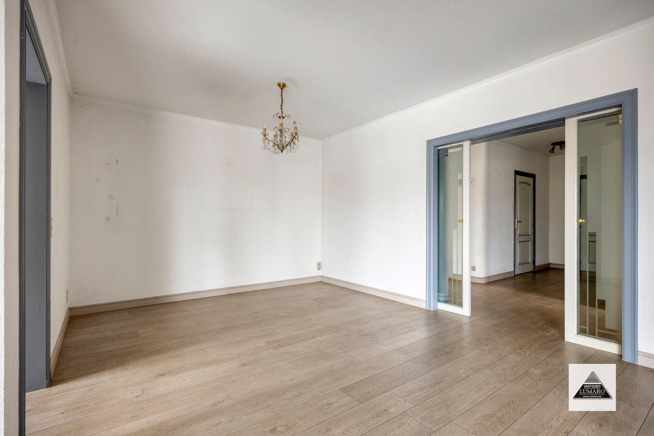 Appartement (175 m²) met 3 slaapkamers, terras (25 m²), 2 badk., 2 garages, berging. 1e verdiep (lift). 