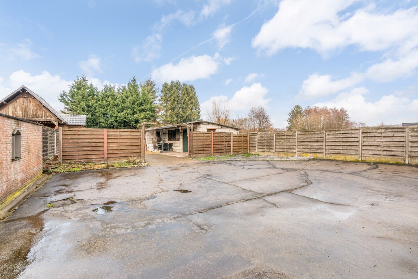 Halfvrijstaande woning op een perceel van 7a31ca, met aparte bureelruimte en inpandige garage! 