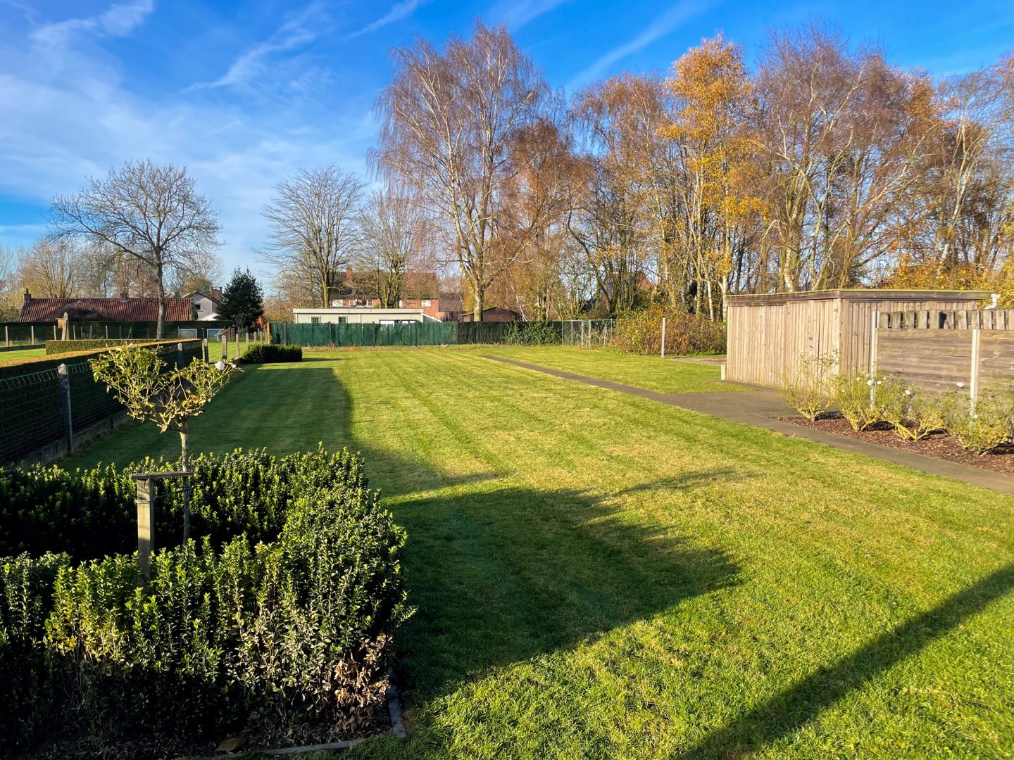 Schitterend gelegen moderne half open bebouwing 2009 met 3 slpkmrs, grote tuin en energiezuinig EPC123kWh/m². 