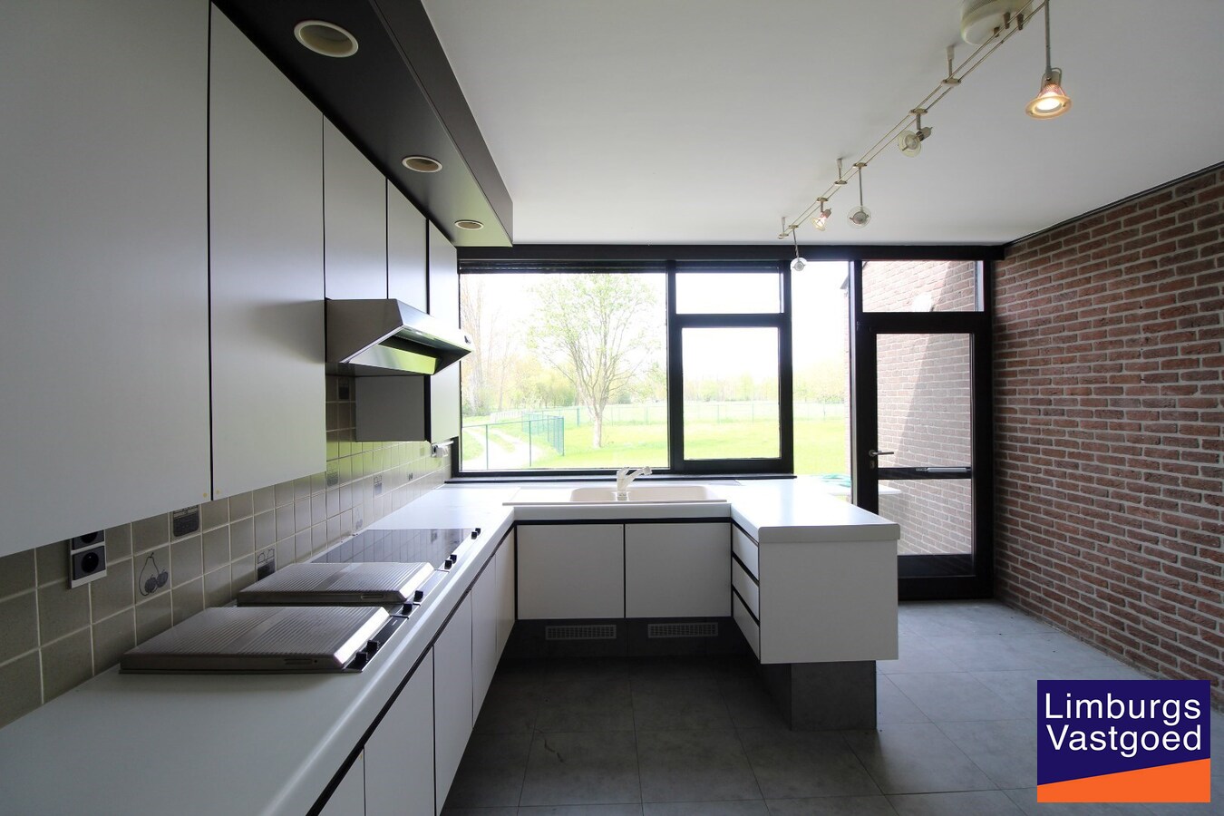 Ruime villa, 308m², 4 slpk, uitzicht op velden, 19a49ca 