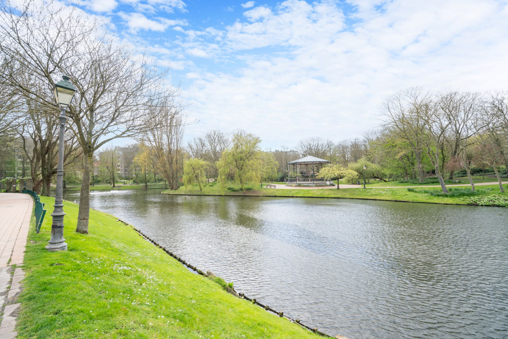 RUIM APPARTEMENT MET OPEN ZICHT OP TOPLIGGING 