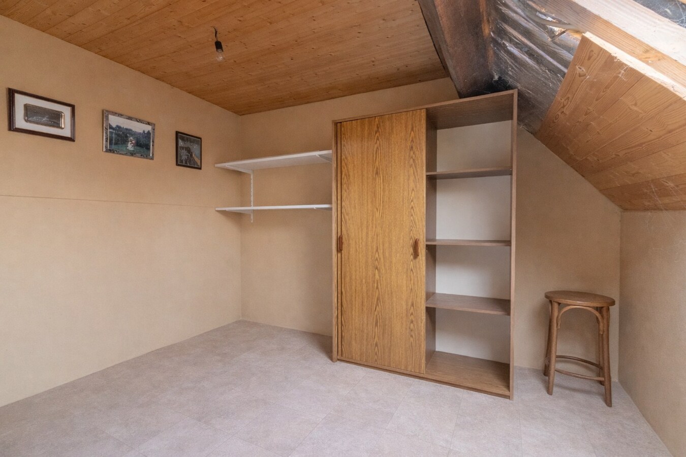 Kloeke woning met tuin, 2 garages en uitweg 