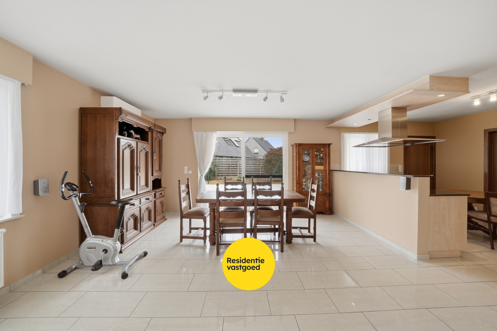 Verzorgde alleenstaande bungalow met tuin, garage en groot terras in het rustige Ettelgem 