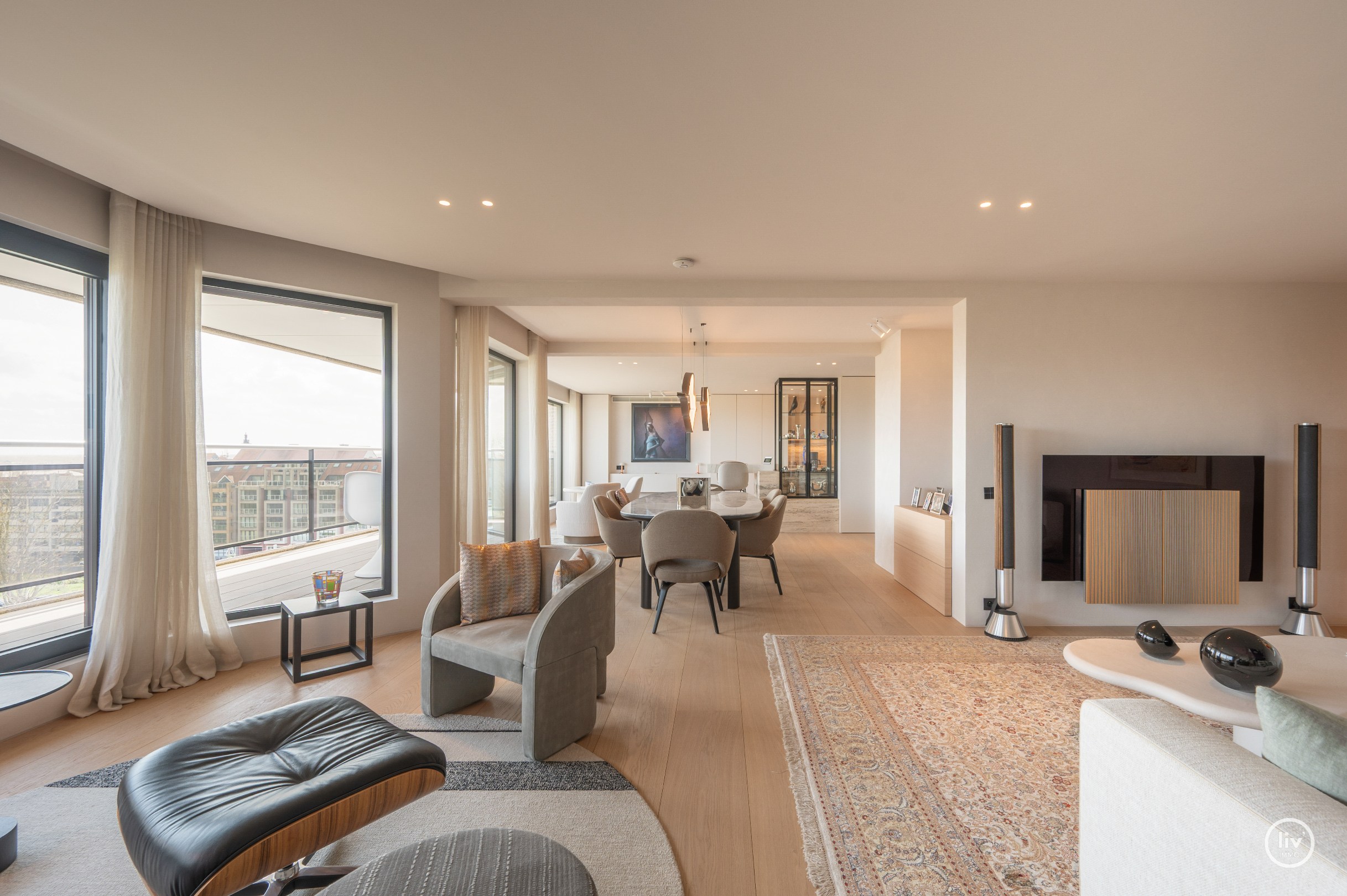 Dit magnifieke duplexappartement combineert uitzonderlijke volumes met adembenemende zichten over zowel de omliggende bossen als de zee. 