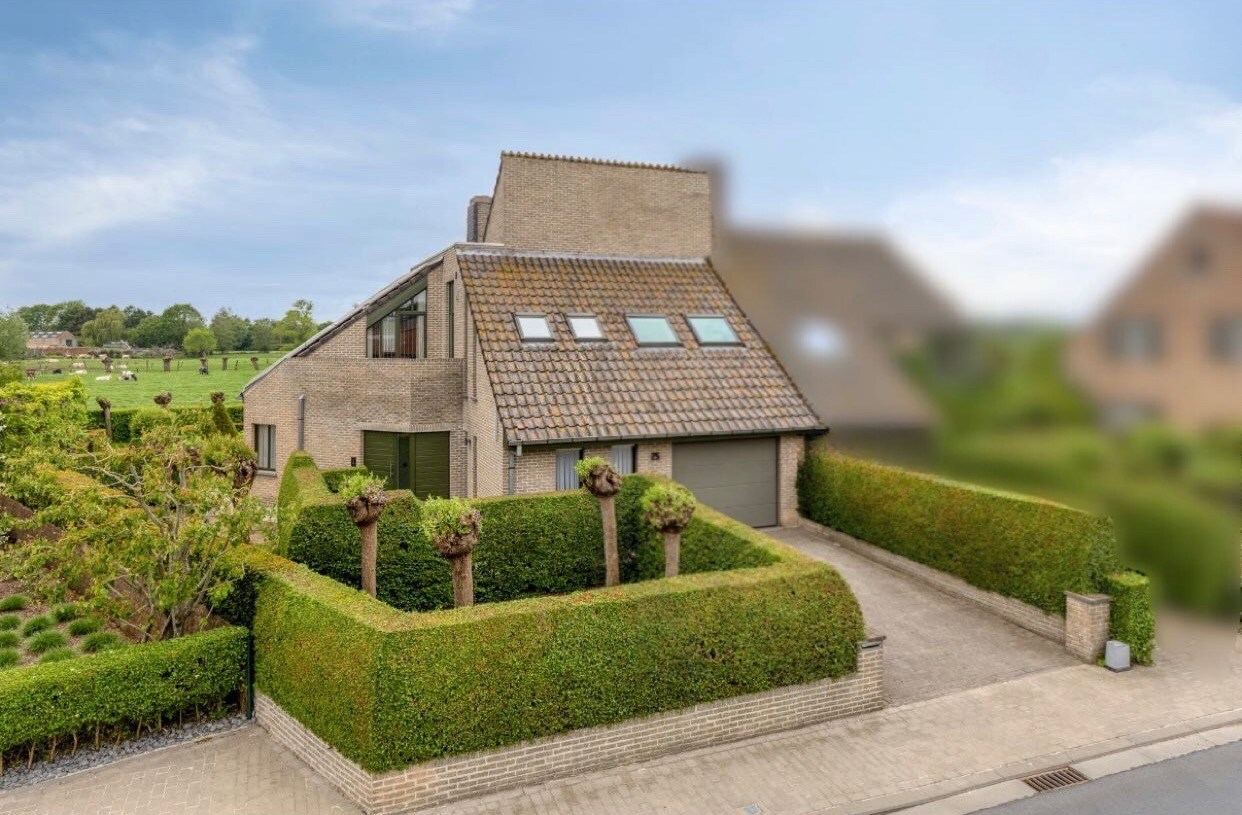 Ruime gezinswoning met 4 slaapkamers en open zicht op topligging in Oudenburg 