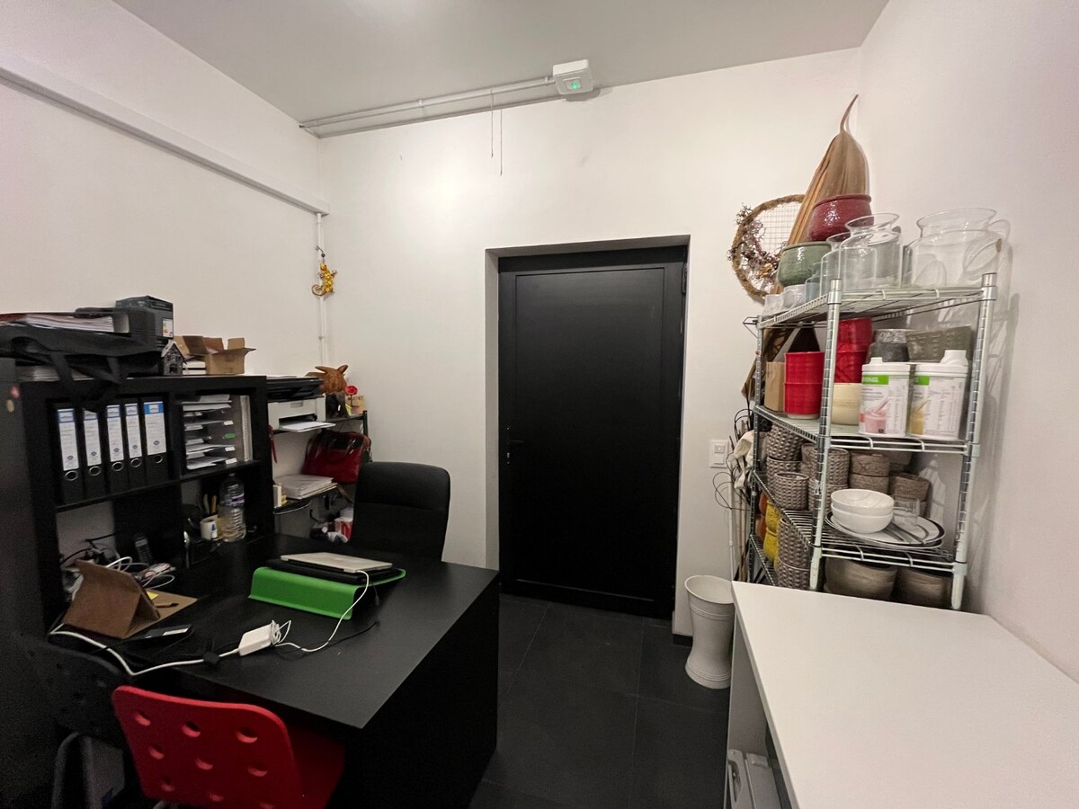 Gelijkvloers handelspand (winkel of kantoor). 