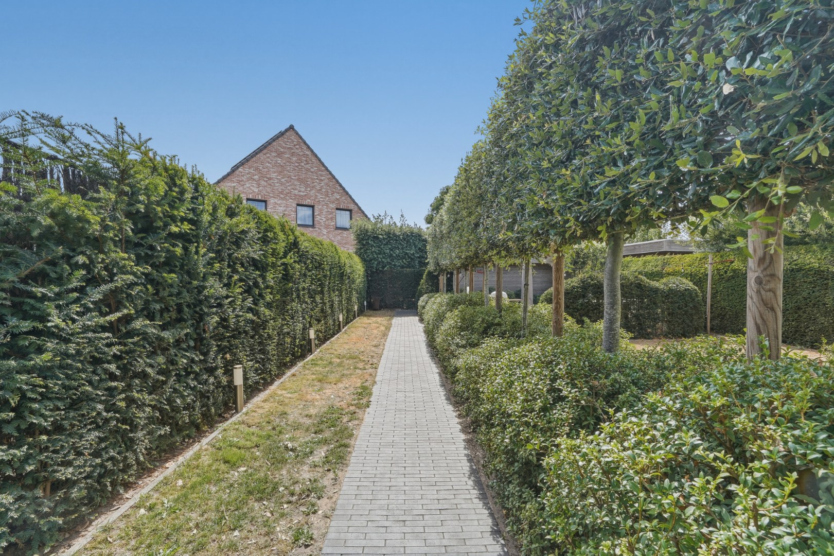 Moderne halfopen bebouwing met zonnige tuin en hoogwaardige afwerking 