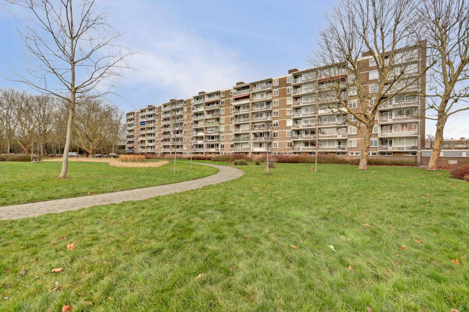 4-kamer appartement op de 6e verdieping met keurige keuken en badkamer, 2 balkons, berging in de onderbouw en gelegen op eigen grond! 
