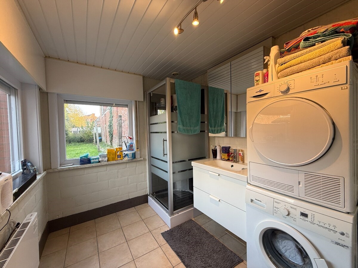 Twee woningen met totaal 5 slaapkamers en tuin te centrum Roeselare 