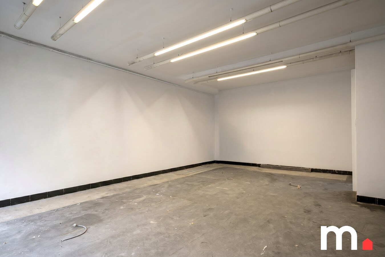 Lichtrijk instapklare woning EPC C  te Roeselare met 3 slaapkamers, zonnepanelen, Garage en praktijk! 