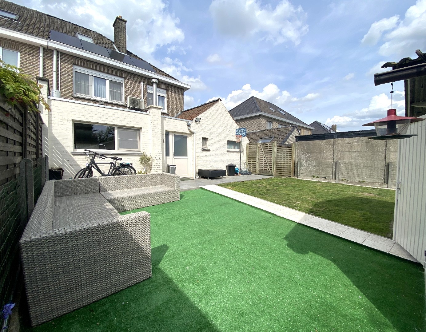 Instapklare en gerenoveerde gezinswoning op goeie centrale ligging! 