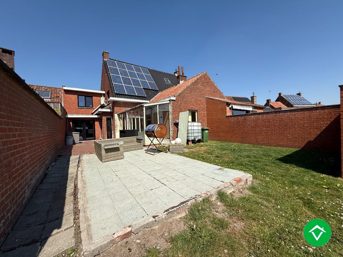 Charmante woning met twee slaapkamers, diepe tuin en ruime garage 