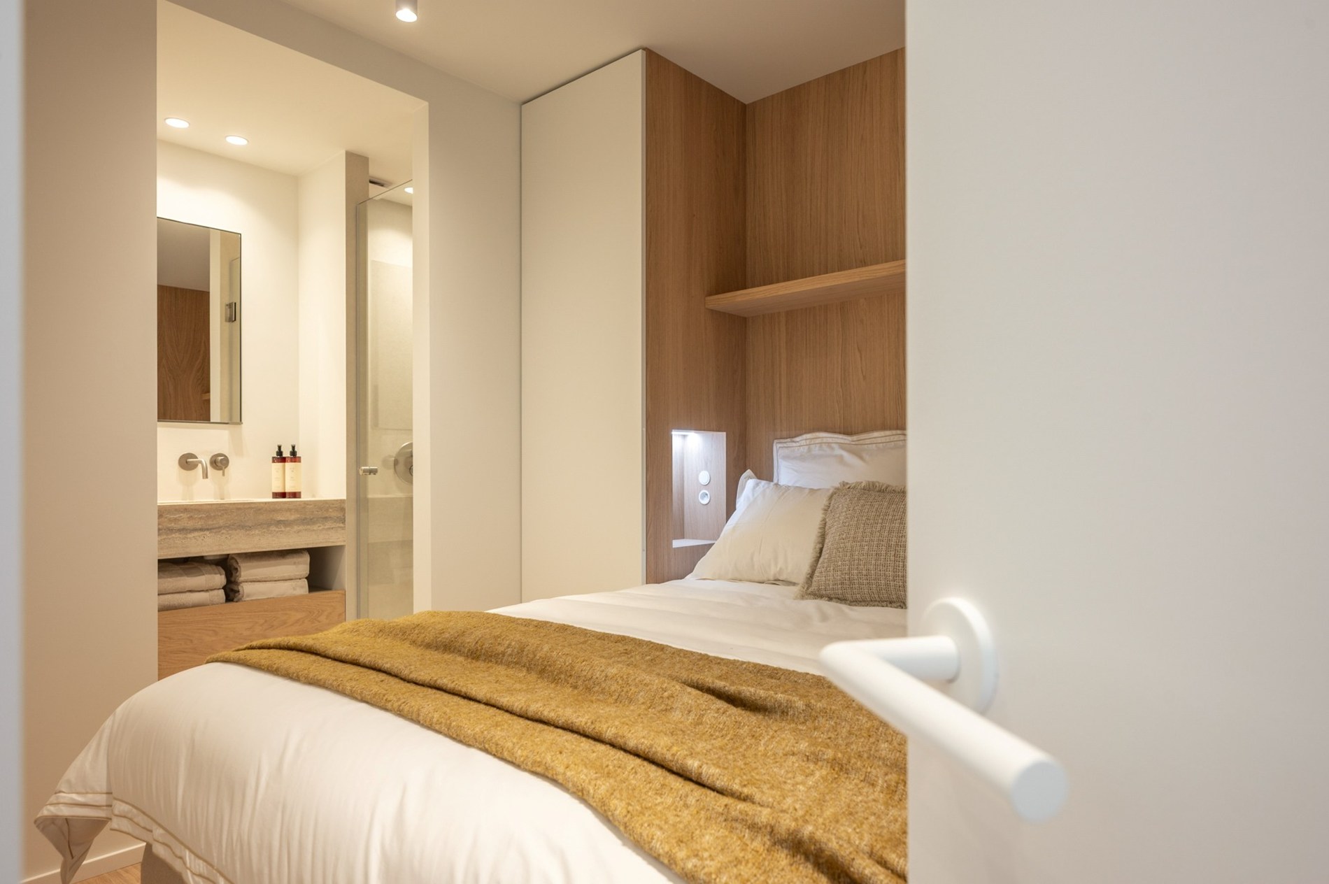 Appartement exclusivement rénové avec 3 chambres à vendre près de la plage d'Albert et de la place de la Lumière. 