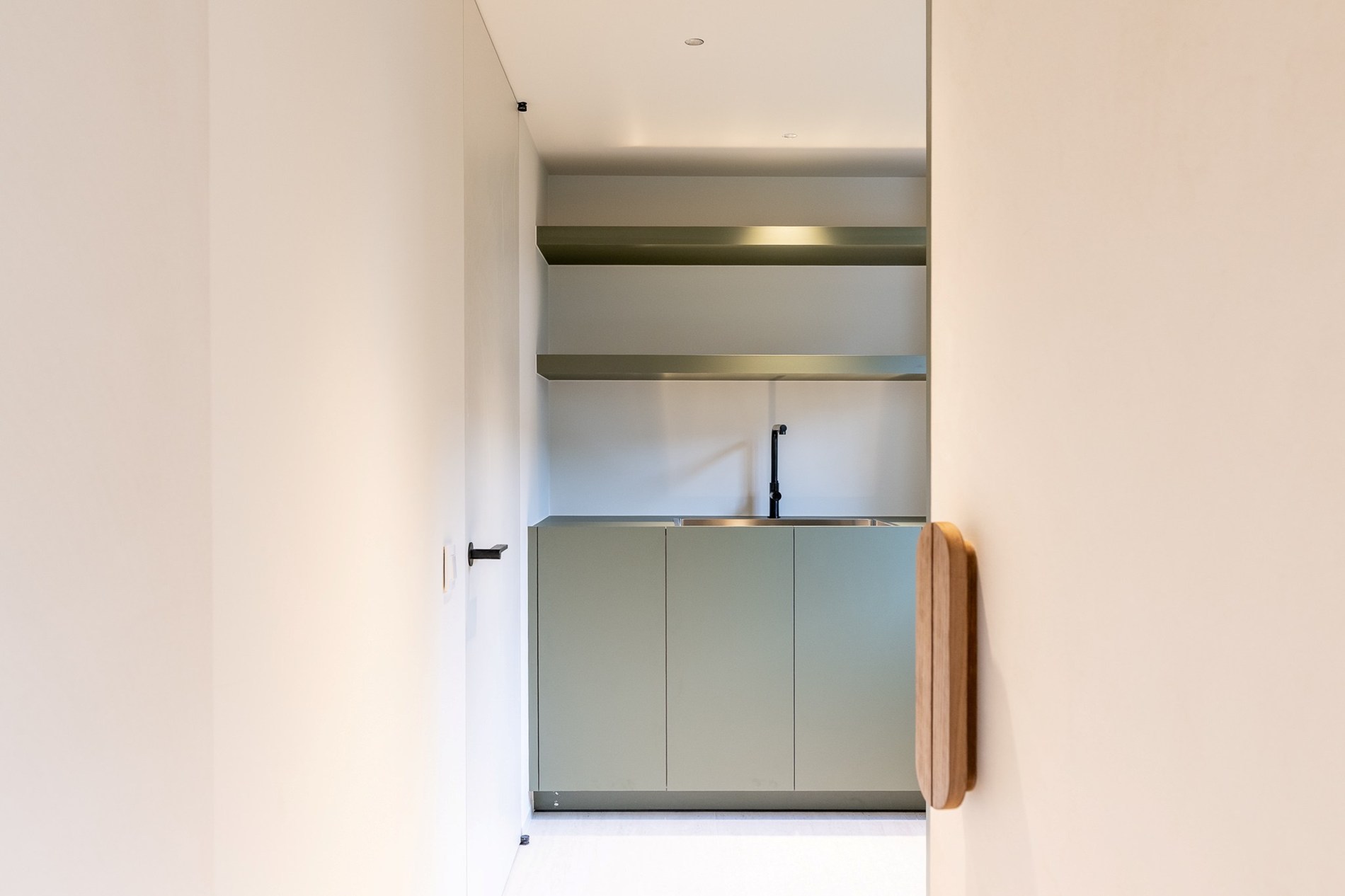 Luxueus gerenoveerde koppelvilla met zwembad in de Noordzeelaan te Knokke. 