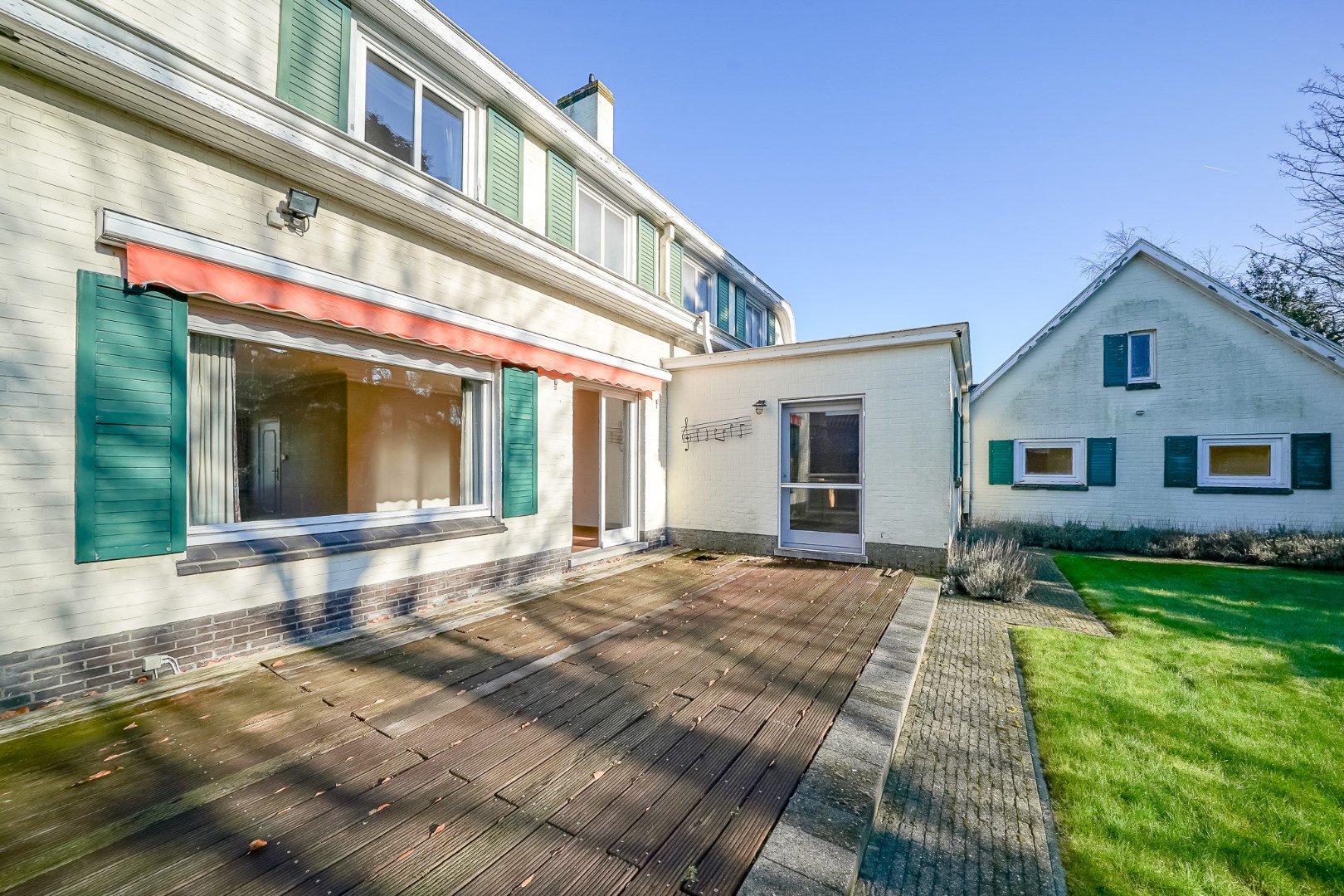 Statige villa uit de jaren ‘65 met zuidgerichte tuin in hartje Oudenburg. 