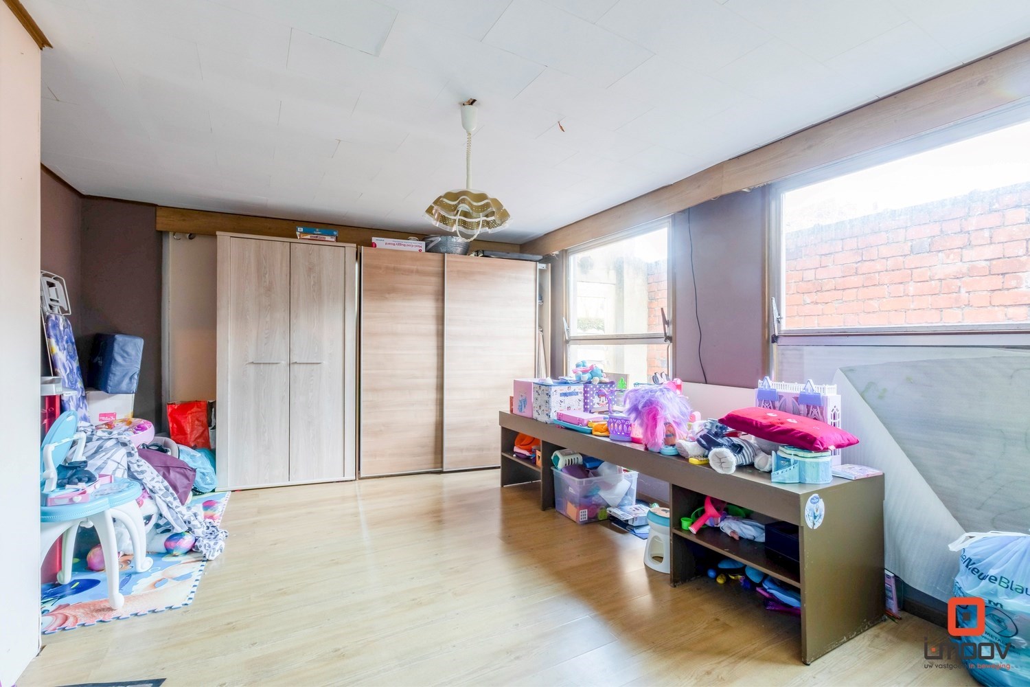 Te renoveren eengezinswoning met voldoende parkeermogelijkheden. 