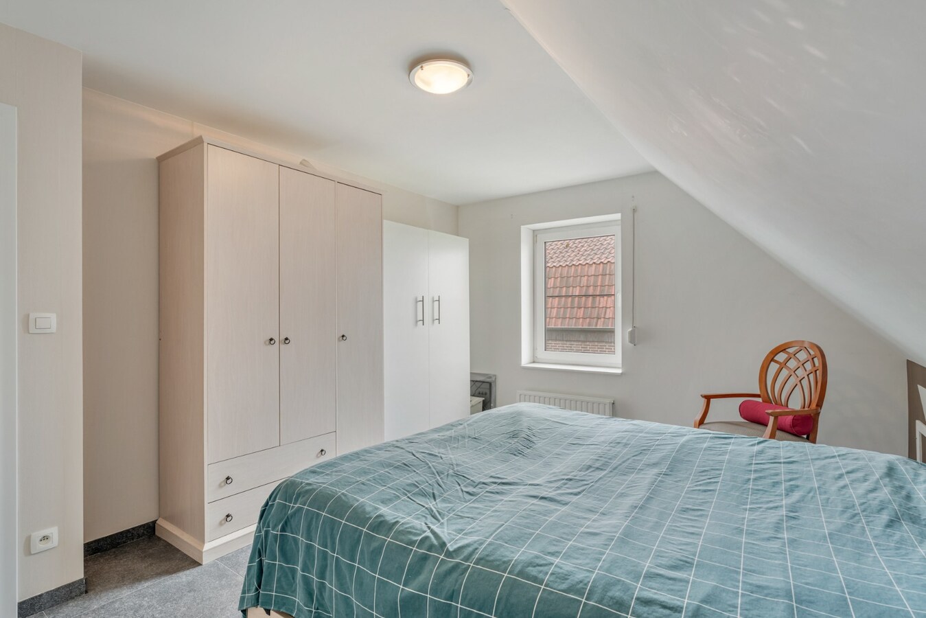 Zeer goed onderhouden en praktisch ingedeelde gezinswoning met 4 slaapkamers en prachtige tuin. 
