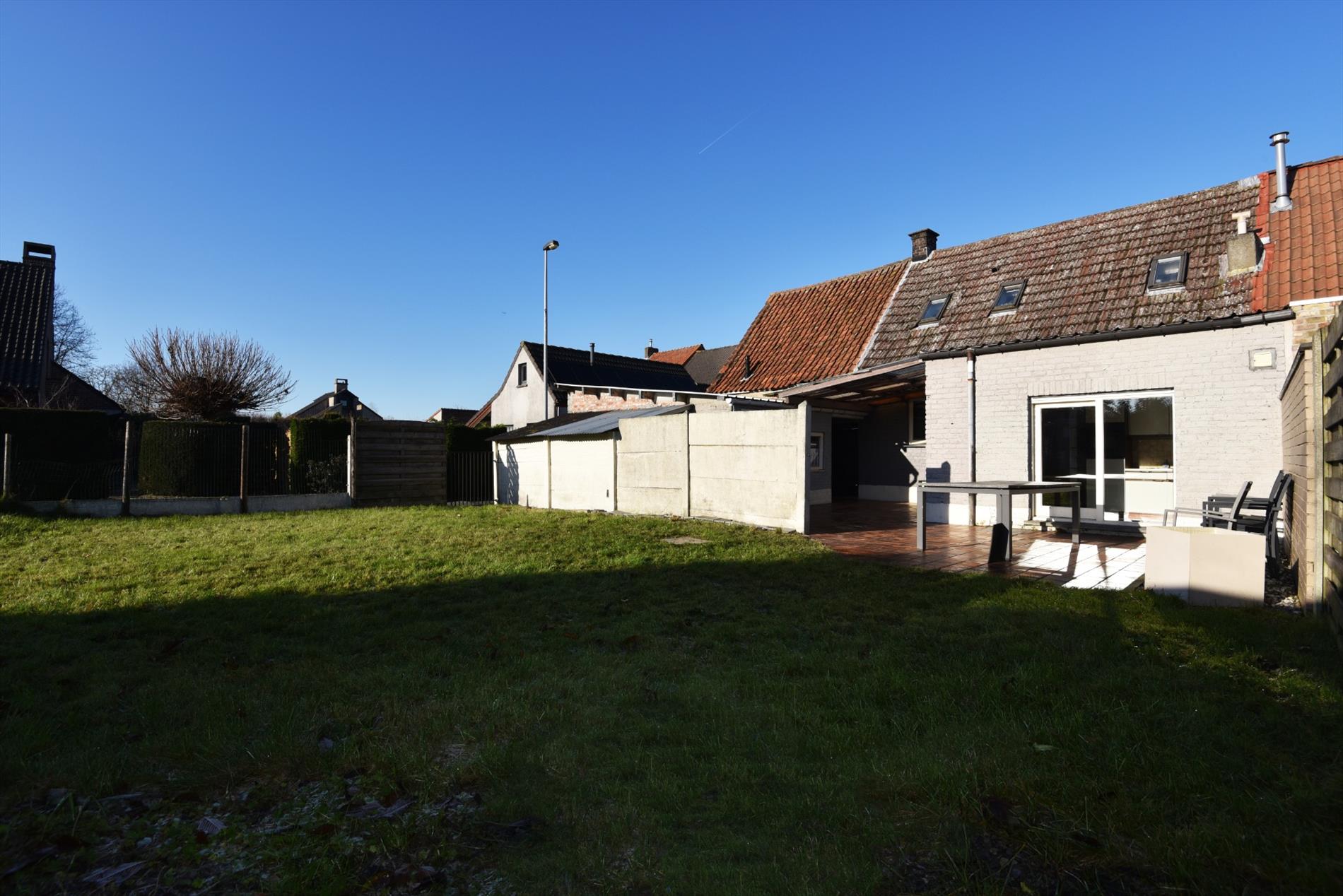 Half open bebouwing met 2 slaapkamers, tuin en garage te Maldegem. 