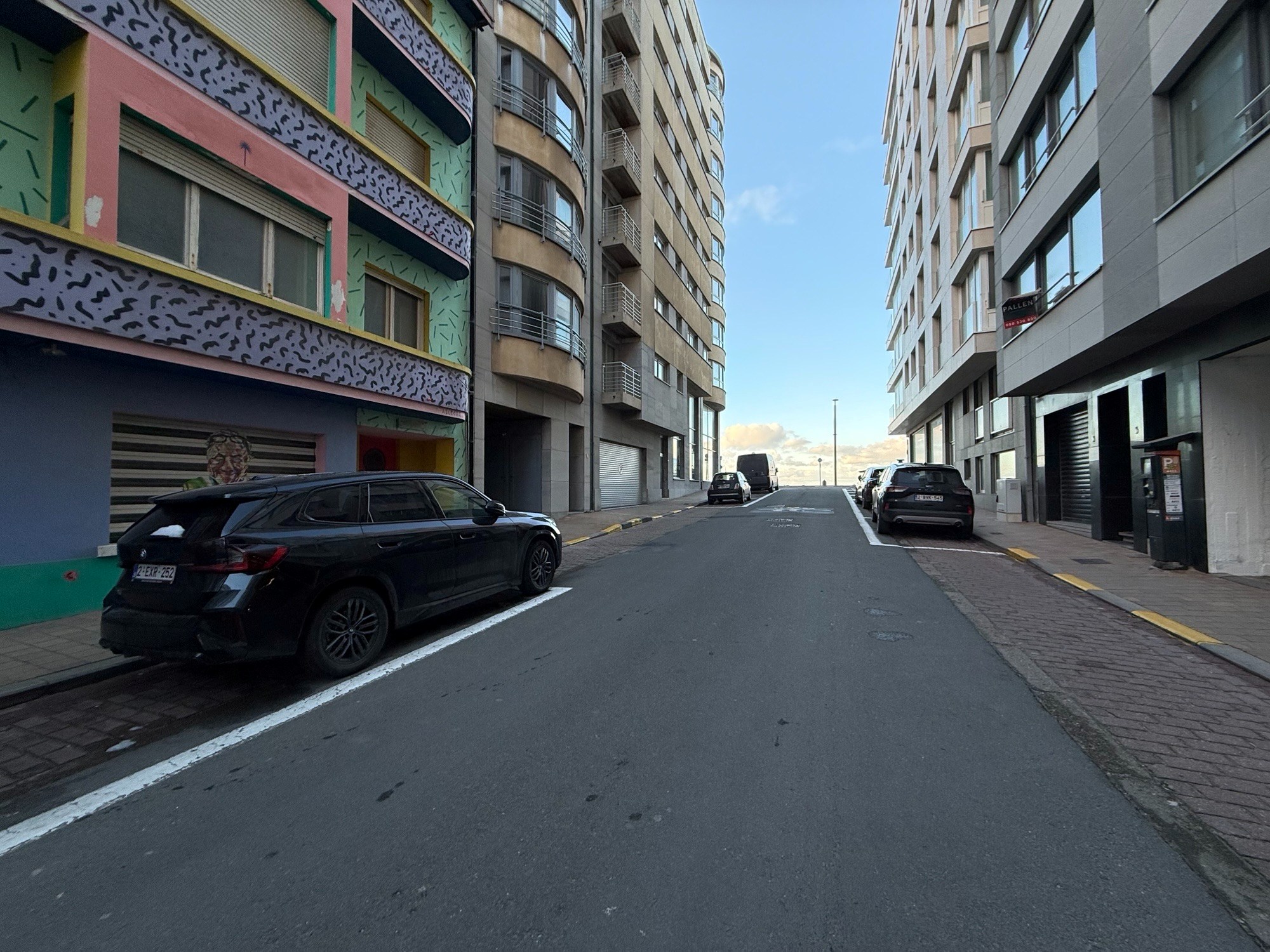 Local commercial situé dans la rue de la Plage (une rue adjacente de la Kustlaan), au cœur de Knokke-Zoute. (EMPLACEMENT UNIQUE) 