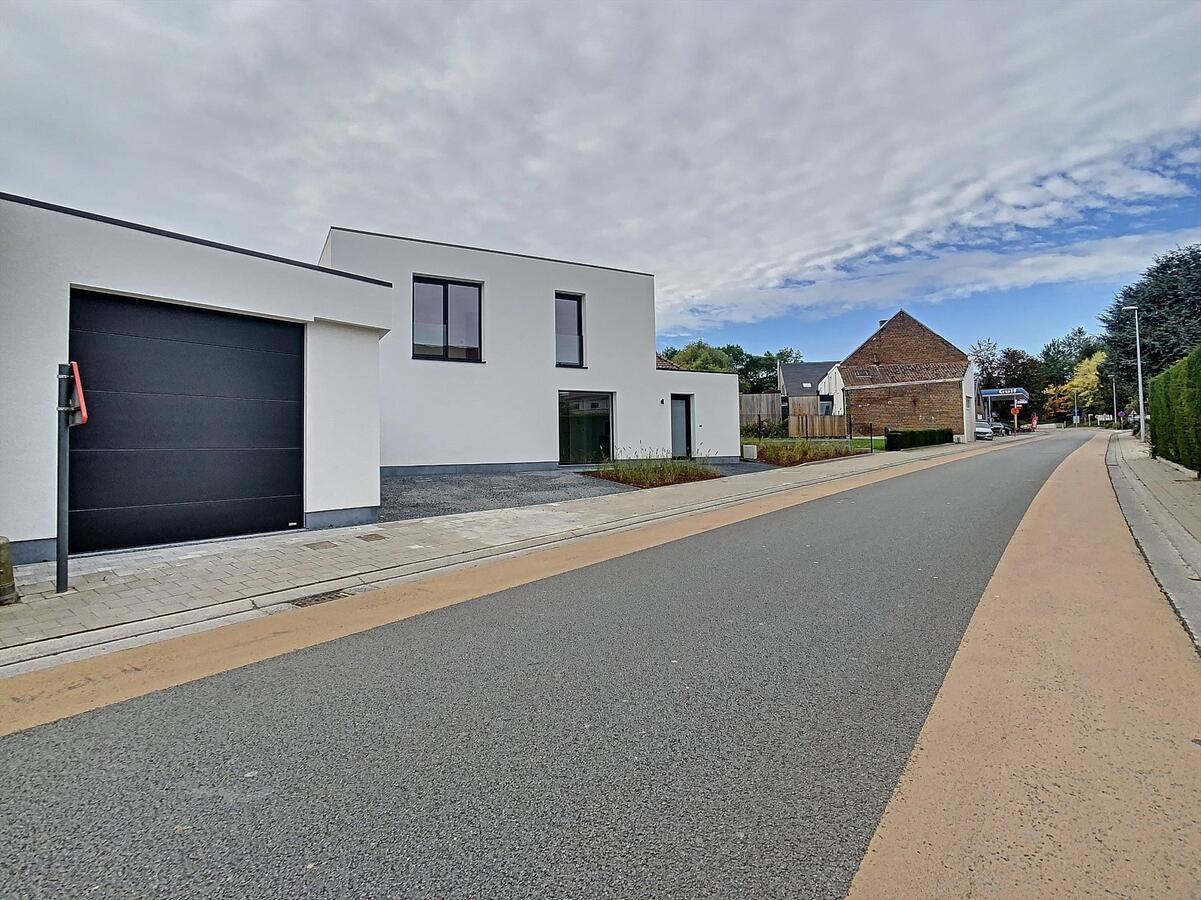 Verkocht! Totaal gerenoveerde moderne woning 