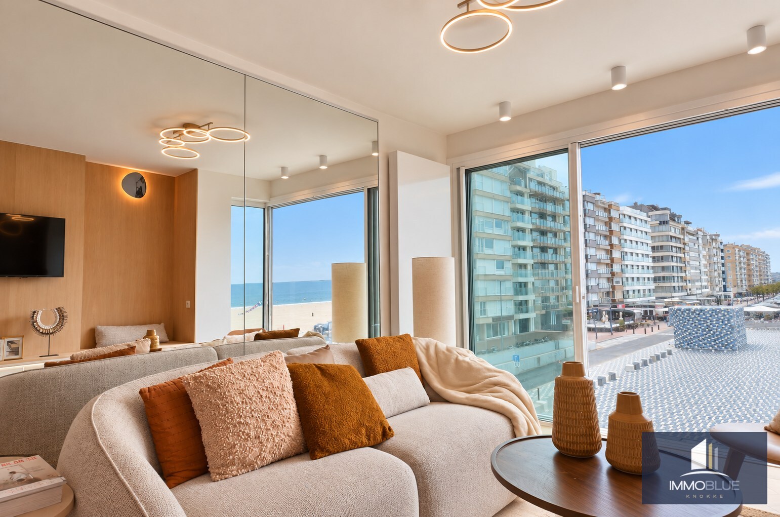 Volledig gerenoveerd appartement met frontaal zeezicht gelegen aan het Rubensplein. 