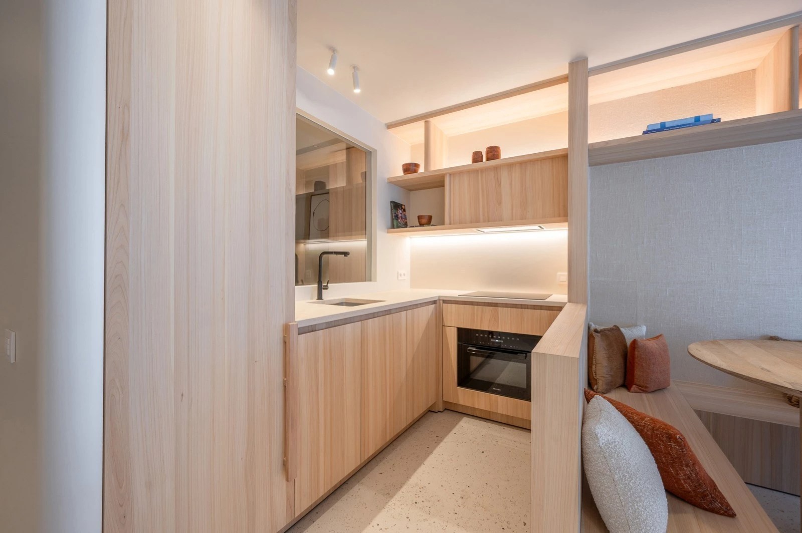 Luxueus gerenoveerd appartement met frontaal zeezicht gelegen tussen het Albertplein en de wandeldijk. 