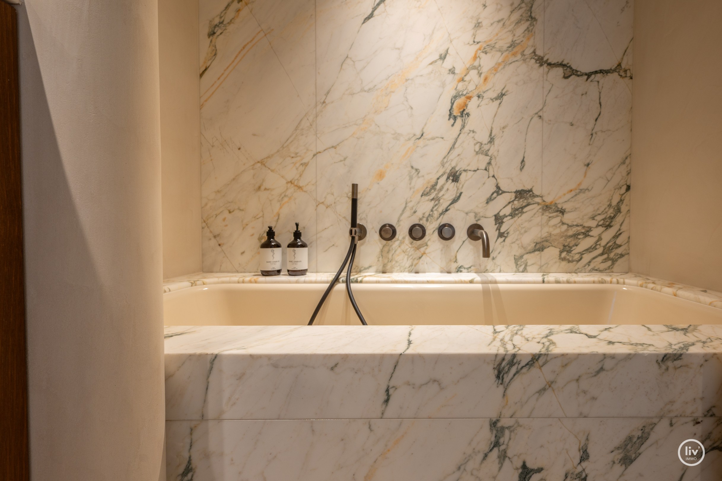 Appartement d'angle entièrement rénové et de haute qualité dans une résidence de standing au cœur du Zoute. 