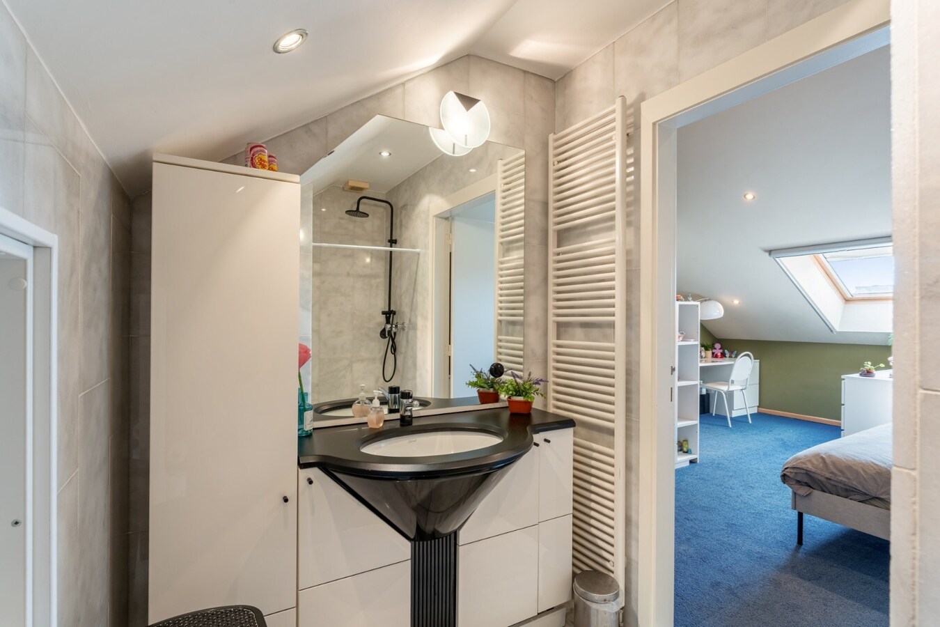 Zeer ruime, goed afgewerkte woning met diverse mogelijkheden nabij het centrum van Maaseik! 