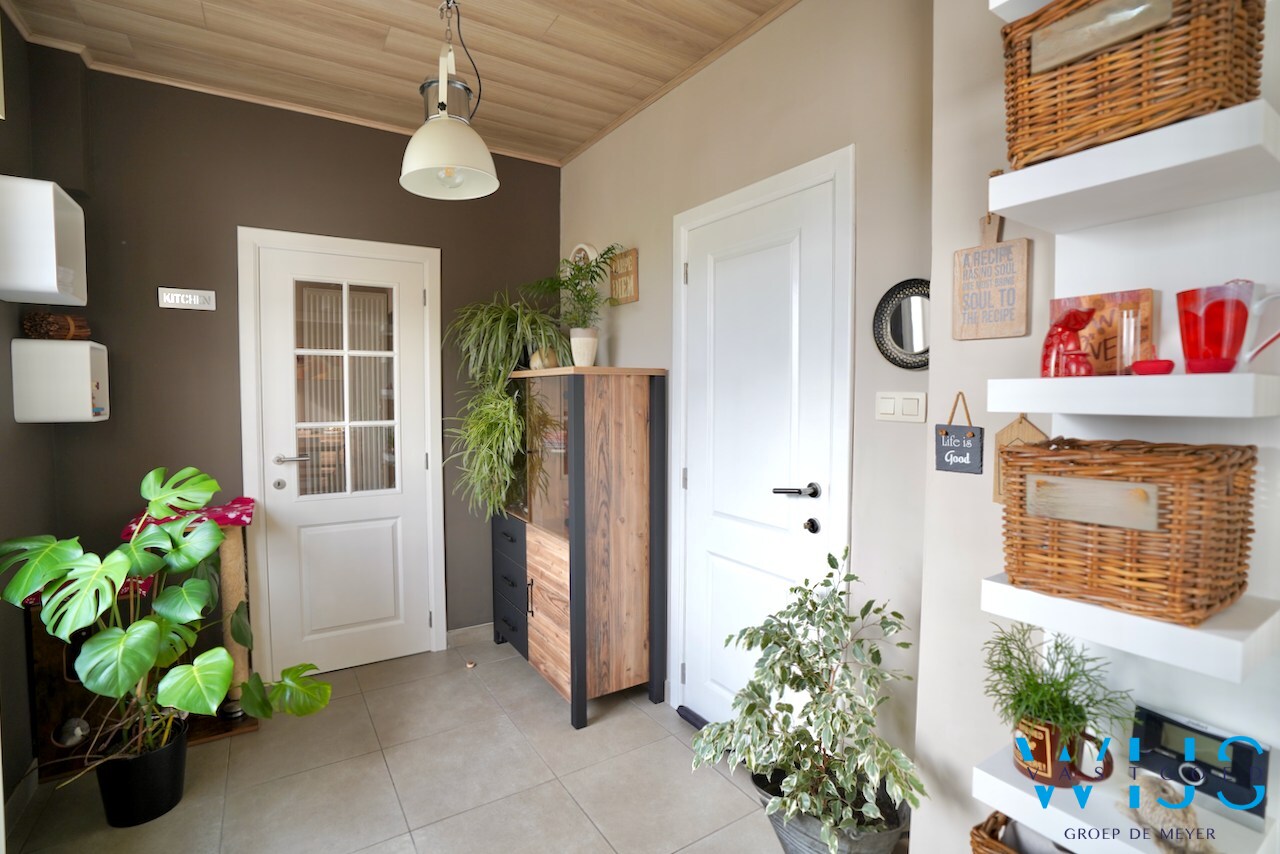 Zeer ruim en stevig woonhuis te Rieme ! 