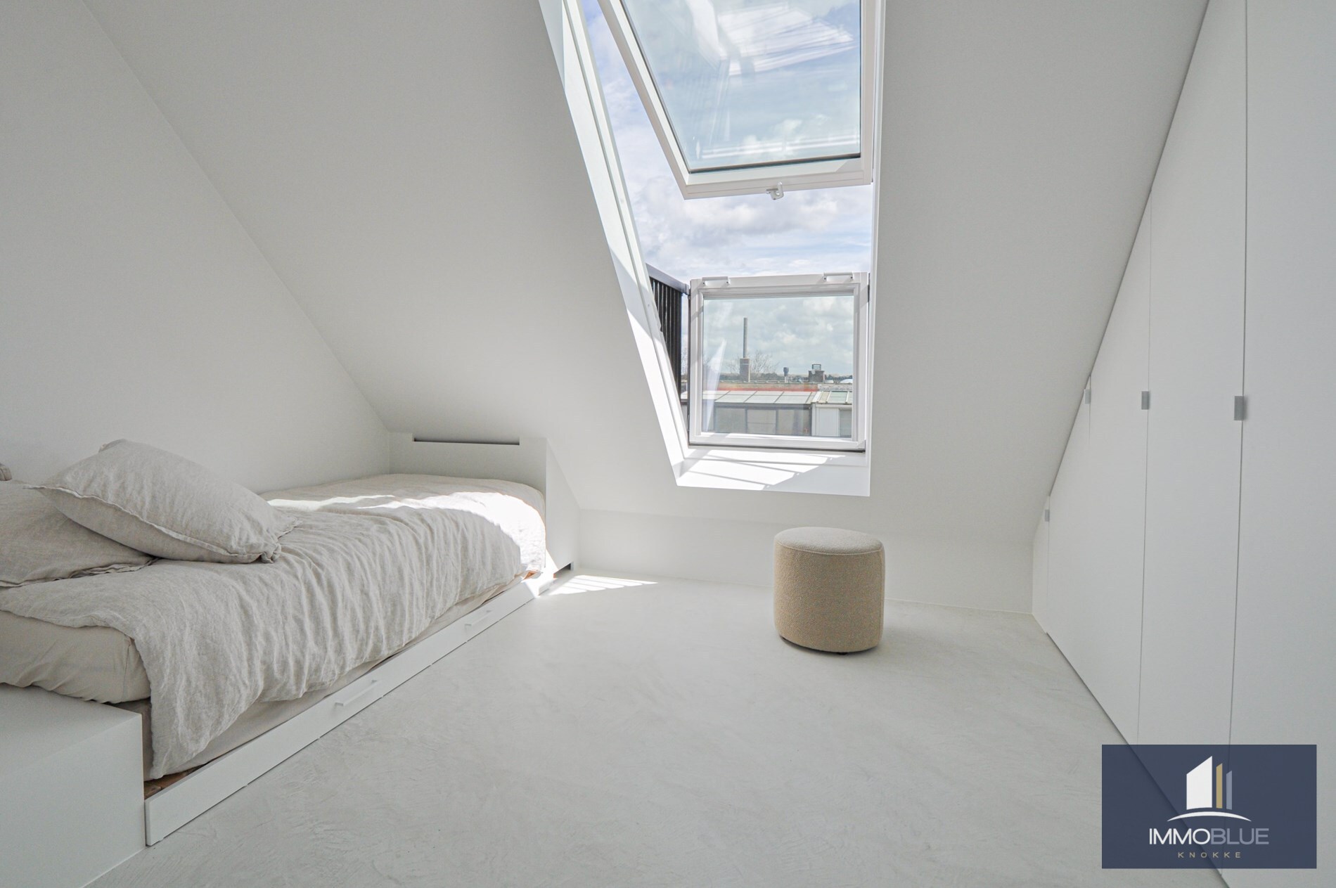 Appartement entièrement rénové avec une grande terrasse ensoleillée. 