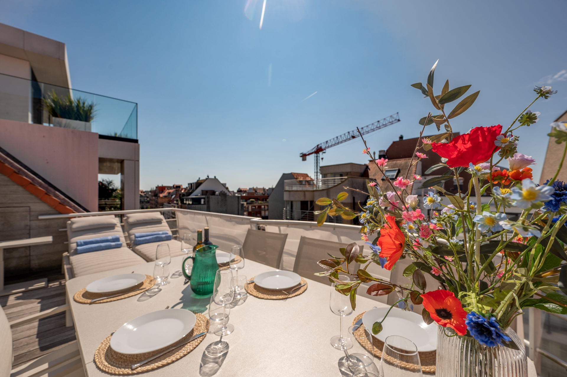 Exclusif duplex penthouse avec 3 chambres et terrasse ensoleillée, situé dans un emplacement de choix près de la place Rubens et de la mer. 