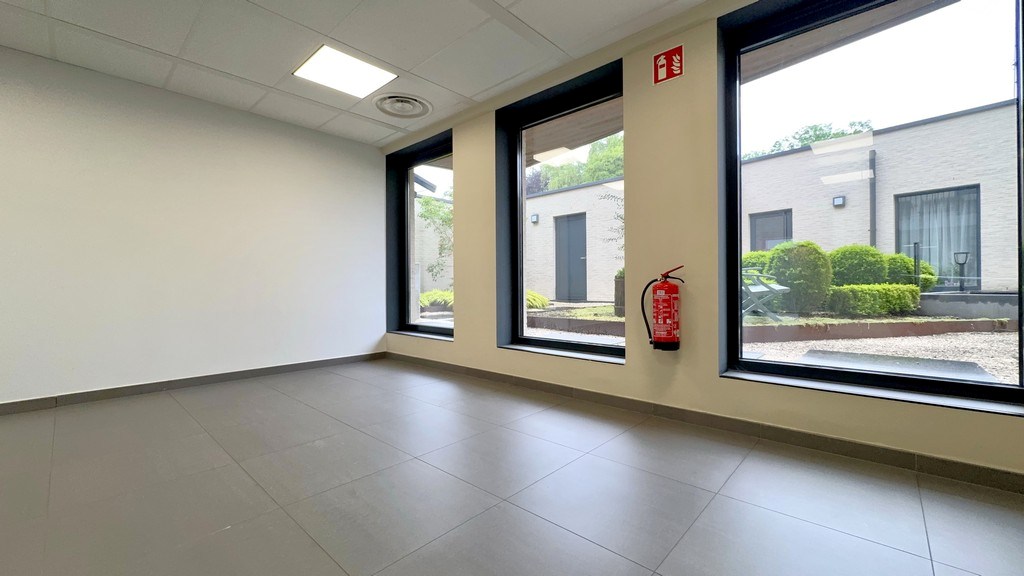 Commercieel gelijkvloers kantoor te huur nabij het station Wetteren