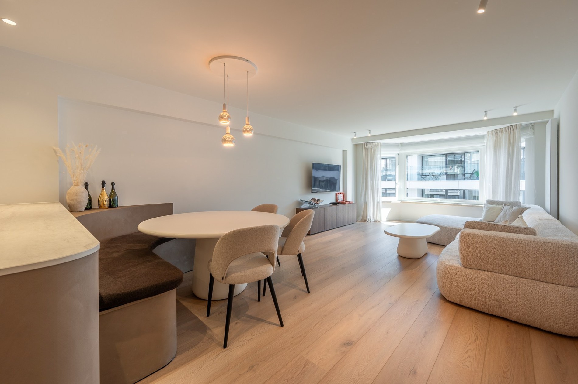Aangenaam 3 slaapkamerappartement met zijdelings zeezicht op een aangename ligging vlakbij het Lichttorenplein te Knokke. 