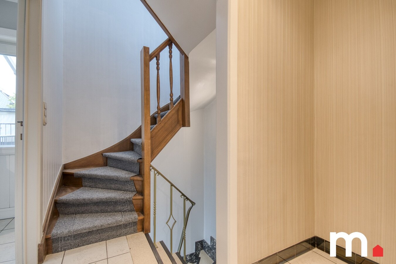 Lichtrijk instapklare woning EPC C  te Roeselare met 3 slaapkamers, zonnepanelen, Garage en praktijk! 
