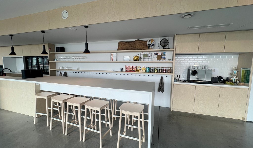 Recent bedrijfsgebouw met prachtige kantoren te huur in Lokeren