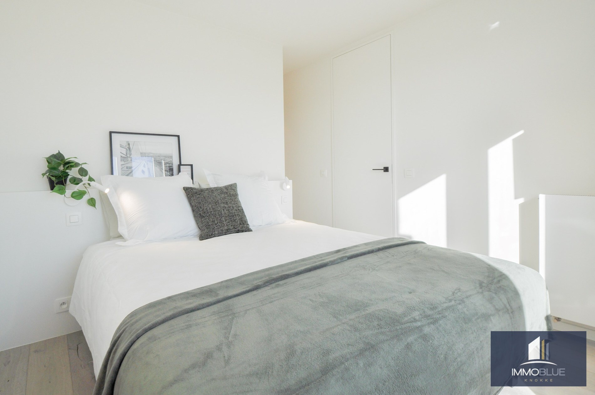 Appartement entièrement rénové et situé au calme, offrant une vue magnifique sur le Zegemeer. 