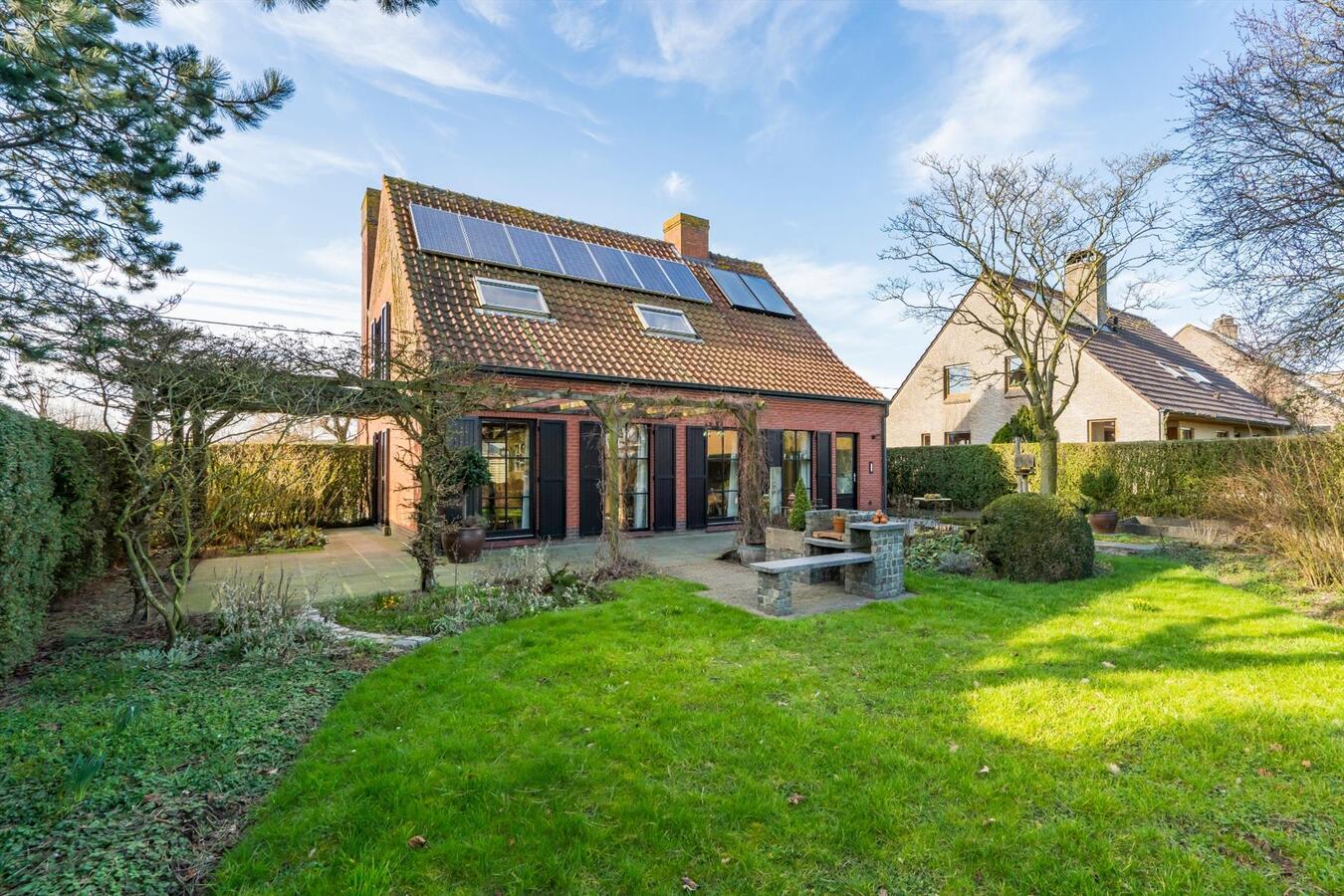 Verrassend ruime, alleenstaande woning met fraai aangelegde, zuidgerichte tuin 