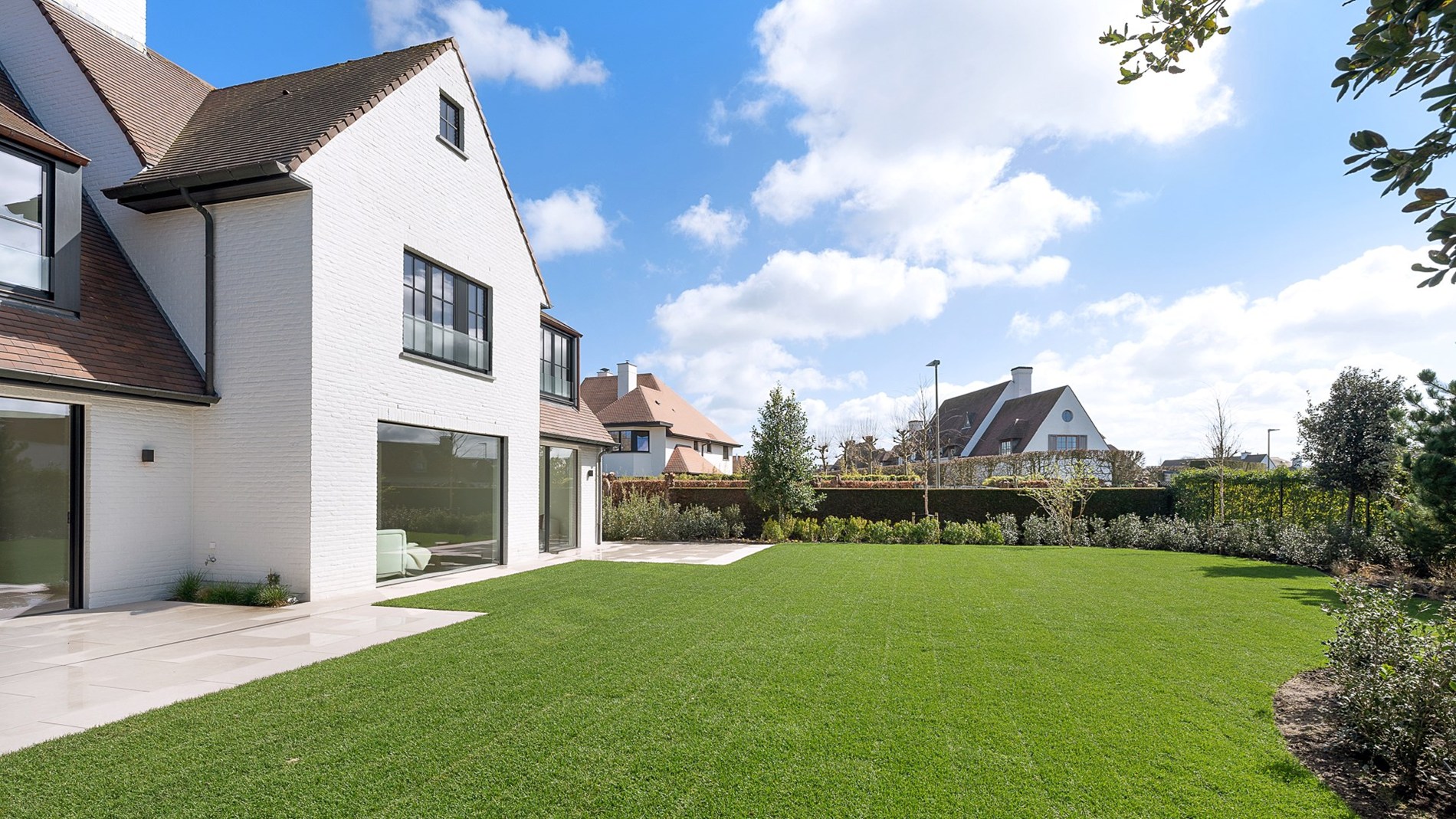 Prachtig gerenoveerde alleenstaande woning met oprit gelegen in een rustige wijk in Knokke nabij de Magere Schorre. 