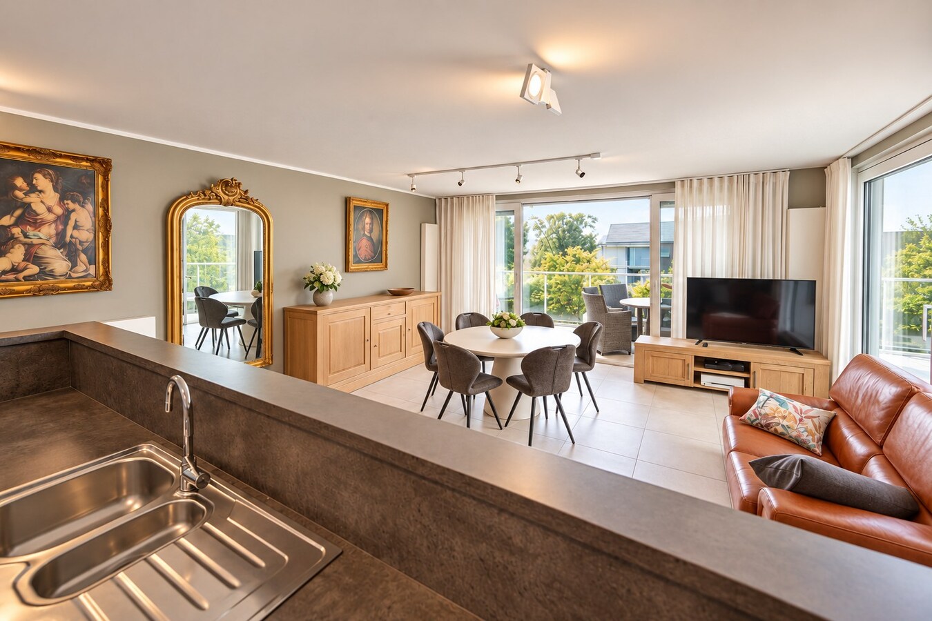 RUIM APPARTEMENT MET MAGNIFIEKE TERRASSEN NABIJ STRAND EN ZEE 